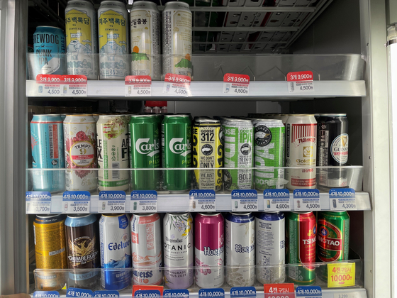 Craft beers, including Ark Korea Craft Brewery's Jeju Baekrokdam and Seongsan Ilchulbong beer, are offered at a convenience store. [BAE JUNG-WON]