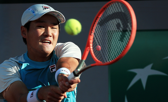 Korean tennis player Kwon Soon-woo hits a backhand during the first round match against Kevin Anderson of South Africa at the French Open tennis tournament at Roland Garros in Paris, France on Tuesday. [EPA/YONHAP]
