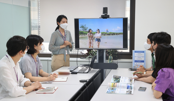 Staff of Hana Tour participate in a meeting about tour packages to Guam and Saipan at the company headquarters in Jung District, central Seoul, on Wednesday. Local airlines are preparing to resume travel to Guam and Saipan this summer. [YONHAP]