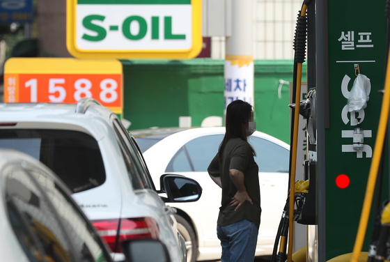 Drivers pumps fuel at a gas station in Seoul on Wednesday. Inflation rose to its fastest rate in nine years in May largely due to sharp increase in petroleum prices. Due to rising international crude prices, petroleum prices rose 23.3 percent, the sharpest since August 2008 when it rose nearly 28 percent. The statistics agency cited the sharp drop in international crude prices due to Covid-19 last year as the factor that boosted the rise for this year's as well as growing expectation of a global recovery. [YONHAP]