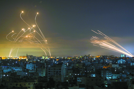  Missiles fired by the Iron Dome, Israeli’s missile defense system, intercept rockets launched by Hamas, a militant group of Palestinians in Gaza on May 14. [AFP/YONHAP]
