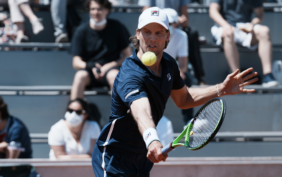 Italy's Andreas Seppi plays a return to Canada's Felix Auger-Alissime during their first round match on day three of the French Open tennis tournament at Roland Garros in Paris, France on Tuesday. [AP/YONHAP]