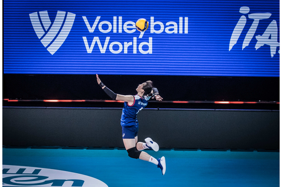 Lee So-young serves the ball to the Dominican Republic at the 2021 Women's Volleyball Nations League on Tuesday in Rimini, Italy. [VOLLEYBALL NATIONS LEAGUE]