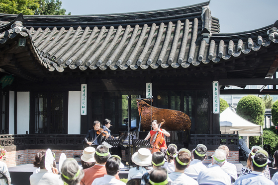 A performance during the Seoul Spring Festival of Chamber Music (SSF) on May 22 at former President Yun Bo-seon's old residence in central Seoul. [SSF]