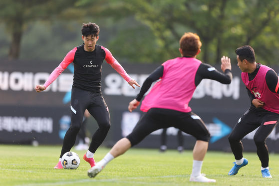 Son Heung-min, left, trains with the Korean football team at the National Football Training Center in Paju, Gyeonggi, on Monday. [YONHAP]