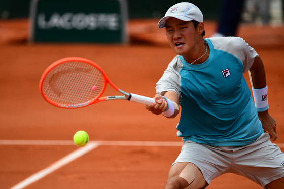 Korea's Kwon Soon-woo returns the ball to Italy's Andreas Seppi during their men's singles second round tennis match on Day 5 of The Roland Garros 2021 French Open in Paris on Thursday. [AFP/YONHAP]