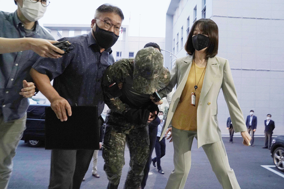The master sergeant accused of sexually harassing the Air Force officer is being taken into a military court in central Seoul to be trailed for an arrest warrant on Wednesday. The master sergeant has been detained since Wednesday. [NEWS1]