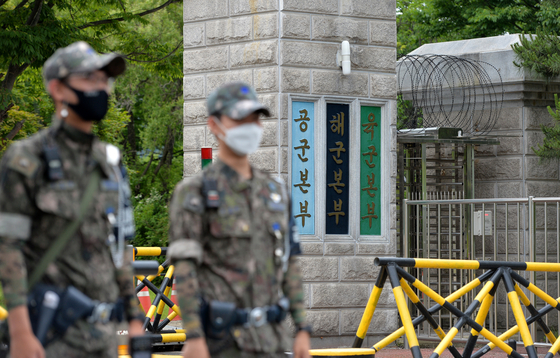 The entrance to the Air Force headquarters in Gyeryongdae, South Chungcheong. The force is under investigation for its handling of a sexual harassment case which led to a female officer committing suicide. [KIM SEONG-TAE]