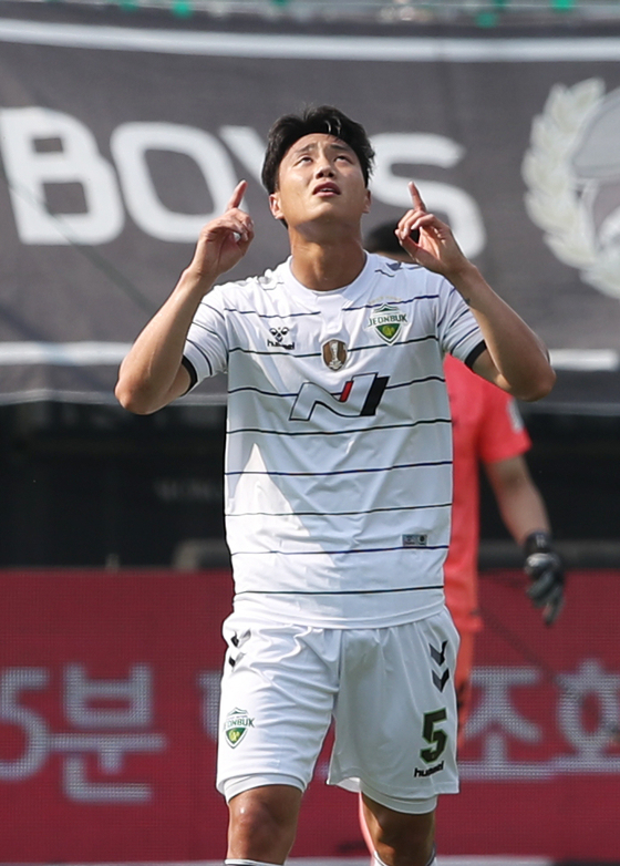 Jeonbuk Hyundai Motors Paik Seung-ho celebrates his first K league 1 goal during a game against Seongnam FC on Sunday at the Tancheon Sports Complex in Seongnam, Gyeonggi. [YONHAP]
