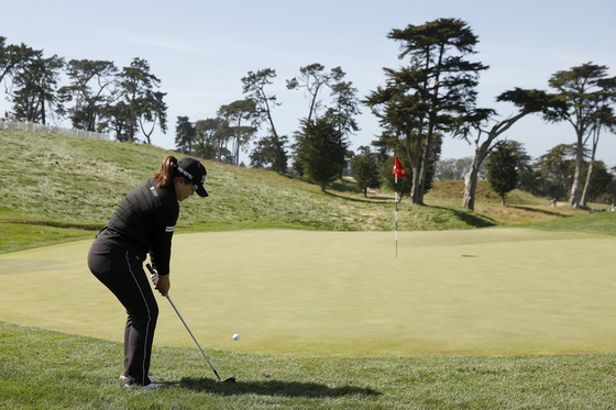 Park In-bee chips on the eighth hole during the third round of the U.S. Women's Open at The Olympic Club on Saturday in San Francisco, California.  [YONHAP]