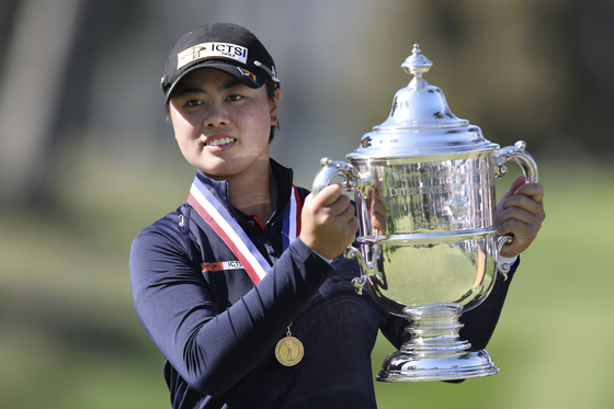 Yuka Saso celebrates her victory during the final round of the U.S. Women's Open golf tournament at The Olympic Club on Sunday in San Francisco, California. She became the first golfer from the Philippines to win a major tournament, [AP/YONHAP] 