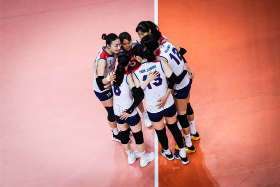 The Korean national volleyball team is having a group huddle during the 2021 FIVB Women's Volleyball National League game against the United States on Monday in Rimini, Italy. [FIVB]