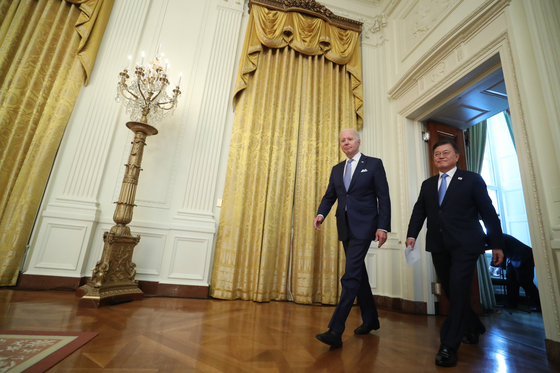 U.S. President Joe Biden and Korean President Moon Jae-in enter a joint press conference in Washington on May 21. [YONHAP]