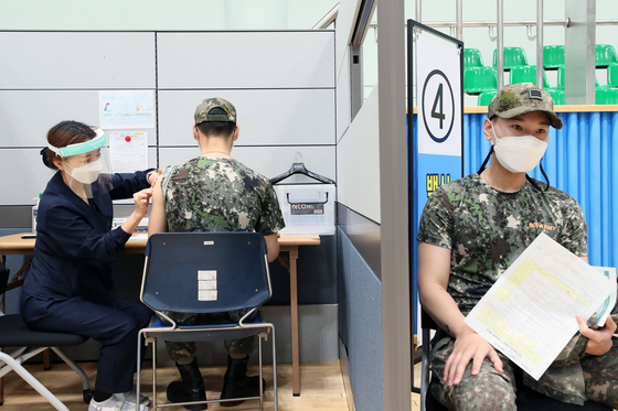 A soldier receives Pfizer's Covid-19 vaccine at a vaccination center at the Armed Forces Capital Hospital in Seongnam, Gyeonggi, on Monday. [YONHAP]