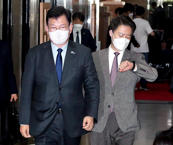 Song Young-gil, left, chairman of the ruling Democratic Party, enters the National Assembly in Yeouido, western Seoul, on Tuesday to attend a leadership meeting.  [OH JONG-TAEK]