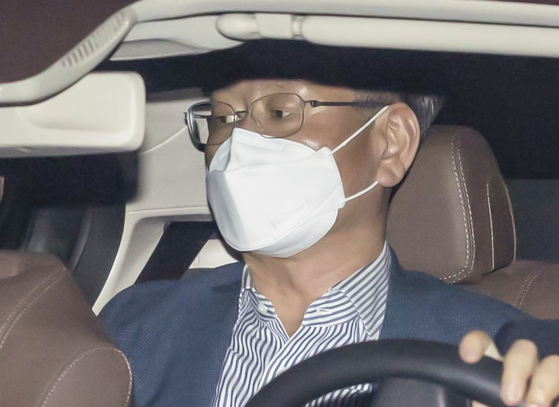 In this file photo, then-Vice Minister of Justice Lee Yong-gu leaves the Seoul Metropolitan Agency after questioning last month on May 31. [YONHAP]