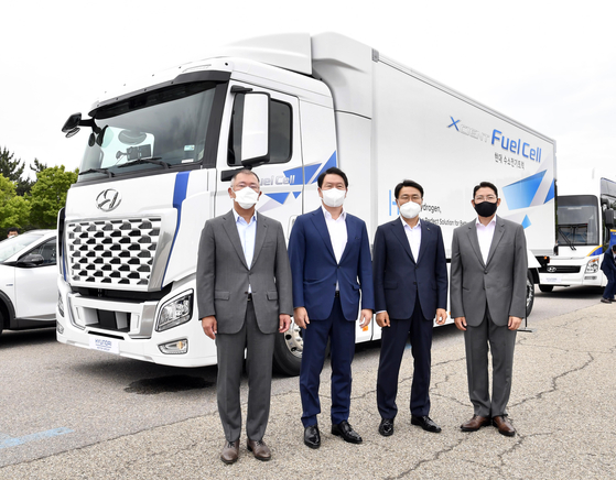 From left, Hyundai Motor Group Chairman Euisun Chung, SK Group Chairman Chey Tae-won, Posco Group Chairman Choi Jeong-woo, Hyosung Group Chairman Cho Hyun-joon pose for a photo at Hyundai Motor’s R&D center in Namyang, Gyeonggi, on Thursday. [HYUNDAI MOTOR GROUP]
