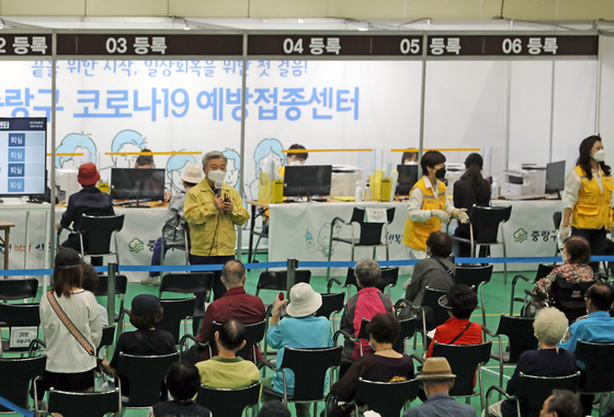 People wait to see if they have an adverse reaction after being vaccinated at a public sports center in Jungnang District, eastern Seoul, Wednesday. [YONHAP]