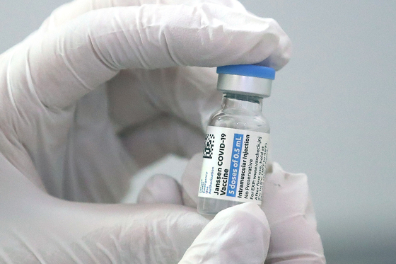 A medical staffer holds a vial of the Janssen Covid-19 vaccine. [NEWS1]