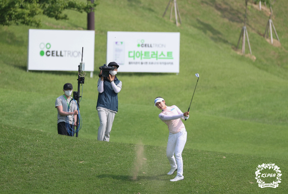 Park Min-ji makes her last iron shot on the par-4 18th that landed right next to the hole and set her up for her victory. [KLPGA]