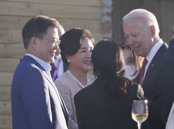 President Moon Jae-in, left, and his wife, Kim Jung-wook, second from left, talk to U.S. President Joe Biden, right, before a dinner at the Group of Seven summit in Cornwall, England, on Saturday.  [YONHAP] 