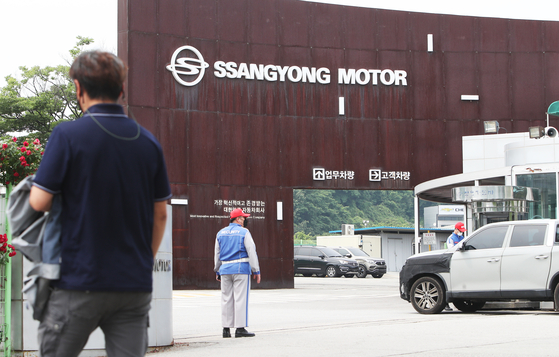 Workers at SsangYong Motor's Pyeongtaek factory on Tuesday when the unionized workers agreed to the automaker's turnaround plan which includes putting a significant portion of the workers on unpaid leave [YONHAP]