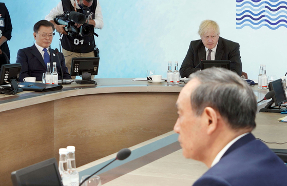 Korean President Moon Jae-in, left, and Japanese Prime Minister Yoshihide Suga, right, take part in a discussion on climate change at the G7 summit in Cornwall, Britain, Saturday, hosted by British Prime Minister Boris Johnson, center. [YONHAP]