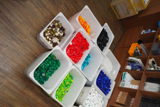 Colored plastics are sorted at the mill. [JEON TAE-GYU] 