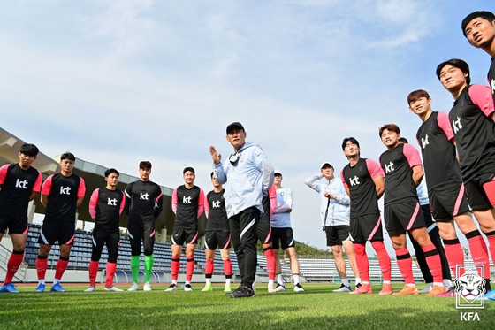 Kim Hak-bum, center, talks to players during a training session on Jeju Island on June 1. [NEWS1]