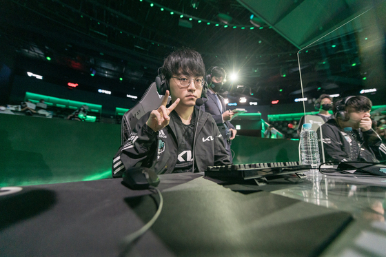 DWG KIA's Heo ″ShowMaker″ Su poses for the camera while setting up on stage before playing KT Rolster at LoL Park, Jongno District, central Seoul, last Sunday. [RIOT GAMES]
