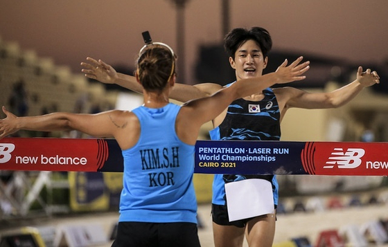 Seo Chang-wan, right, and Kim Se-hee took home gold in the pentathlon mixed team relay on the final day of the International Modern Pentathlon Union World Pentathlon and Laser Run Championships in Cairo on Monday. The duo topped the leaderboard with 1,432 points. [NEWS1]