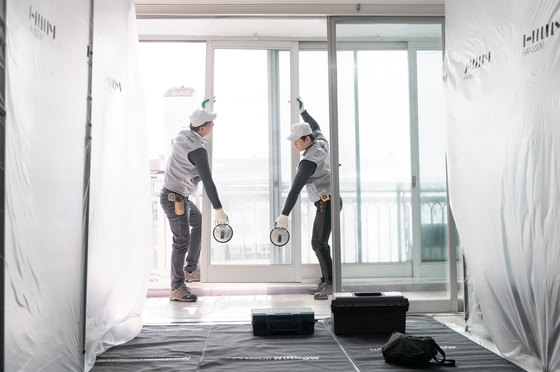 Home renovation workers install new windows. [HANSSEM]
