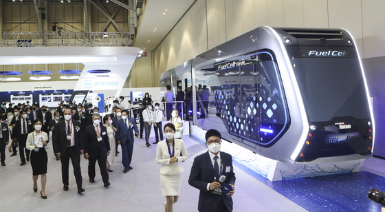 Visitors take a look at an electric tram powered by Hyundai Motor's fuel-cell hydrogen system at a Rail Log Korea exhibition held at Bexco in Busan on Wednesday. The exhibition dedicated to railroad technology will be held until June 19. [YONHAP]