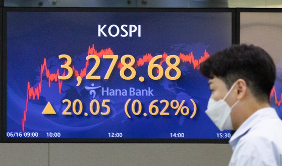A screen in Hana Bank's trading room in central Seoul shows the Kospi closing at 3,278.68 points on Wednesday, up 20.05 points, or 0.62 percent, from the previous trading day. [NEWS1]