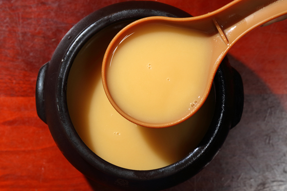 A bowl of makgeolli [CULTURAL HERITAGE ADMINISTRATION]