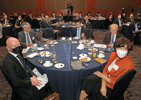 Foreign ambassdors including Joanne Doornewaard, Dutch ambassador, right, Frode Solberg, Norwegian ambassador, left, attends the Korea Economic Forum on Thursday at Lotte Hotel, Seoul. [PARK SANG-MOON]