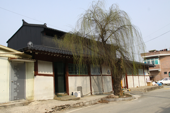 Jipyeong Brewery in Yangpyeong, built in 1925, is National Registered Cultural Heritage 594 for perfectly preserving the architectural characteristics of a raw rice wine brewery of the period. [CULTURAL HERITAGE ADMINISTRATION]