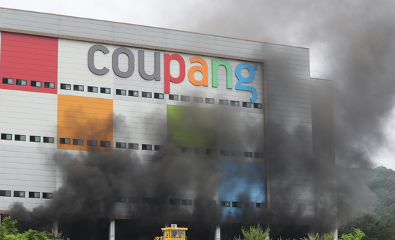 Smoke pours out of a Coupang logistics facility in Icheon, Gyeonggi, after a fire broke out early on Thursday morning. More than 200 workers were at the facility at the time, but no casualties were reported as of press time. [NEWS1]