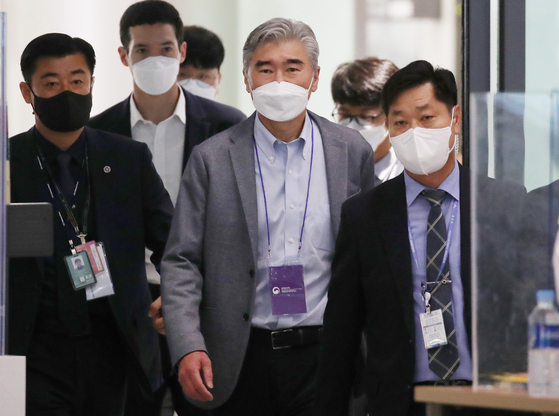 Sung Kim, center, the new U.S. special representative for North Korea, arrives at Incheon International Airport Saturday for a five-day trip to Seoul. He will hold talks with his South Korean and Japanese counterparts Monday. [NEWS1]