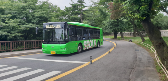 Bus No. 02 that runs on renewables in the Namsan Park area. [SEOUL METROPOLITAN GOVERNMENT]