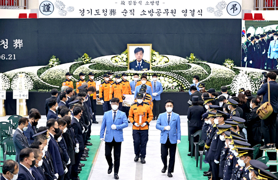 A funeral for firefighter Kim Dong-shik takes place in Gwnagju, Gyeonggi, on Monday. Kim died while putting out a fire at a Coupang warehouse in Icheon, Gyeonggi. [NEWS1]