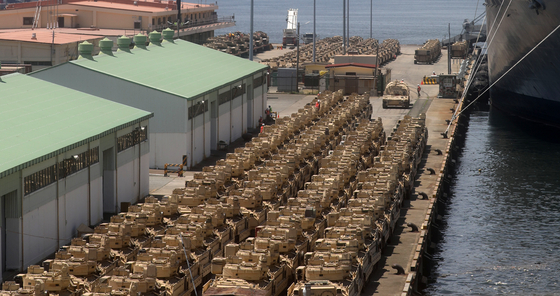 Military equipment of the United States' Bulldog Brigade, or the 3rd Armored Brigade Combat Team of the 1st Armored Division, from Fort Bliss, Texas, arrive at the port city of Busan and are being prepared to be transported Monday. The 3,700-strong Bulldog Brigade and their equipment and vehicles, including M1 Abrams tanks, will be on a nine-month rotational deployment to support the 2nd Infantry Division, Korea-U.S. Combined Division and Eighth Army. [SONG BONG-GEUN]