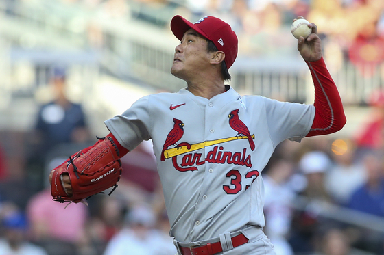 St. Louis Cardinals starting pitcher Kim Kwang-hyun throws against the Atlanta Braves in the first inning at Truist Park in Atlanta, Georgia on Sunday. [USA TODAY/YONHAP]