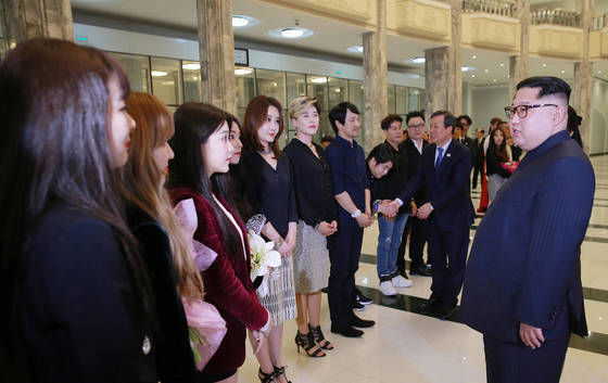 North Korean leader Kim Jong-un meets with members of K-pop girl group Red Velvet and other South Korean performers at a concert in Pyongyang on April 1, 2018. Cato Institute fellow Doug Bandow argues that K-pop, K-dramas and other forms of South Korean entertainment are useful ways of bringing North Korea to heel. [YONHAP]
