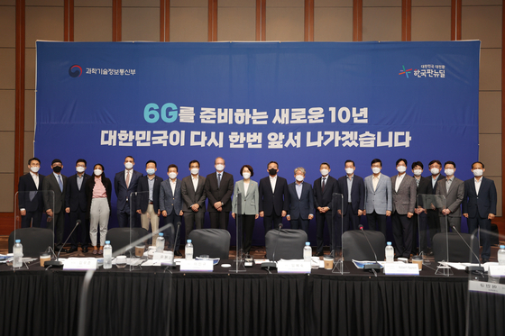 Science Minister Lim Hye-sook, tenth from left, poses with the participants of the even hosted by the ministry to discuss the Korean government's 6G strategy on Wednesday at Conrad Hotel in western Seoul. [YONHAP]