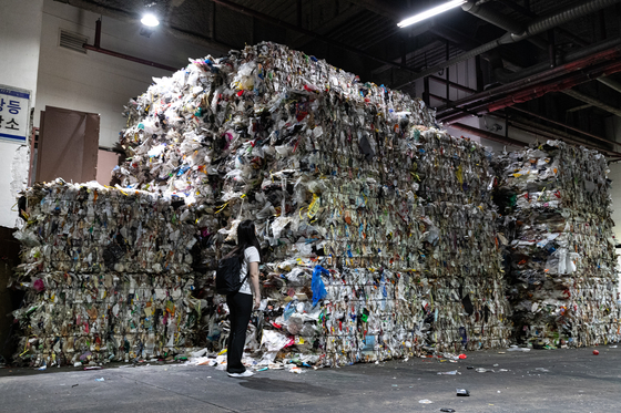 Piles of non-recyclable waste waiting to be incinerated at a recycling center in Jung District, central Seoul, on Tuesday. [JUNG JOON-HEE]