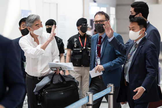 Sung Kim, left, the U.S. special representative for North Korea, waves goodbye as he departs from Incheon International Airport Wednesday, concluding a five-day trip to Seoul to discuss Pyongyang policy. [NEWS1] 