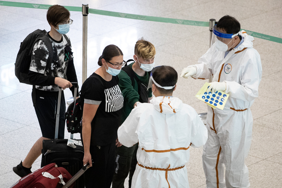 Health authorities inform travelers coming from abroad of Korea's quarantine measures at Incheon International Airport on Wednesday. [NEWS1]