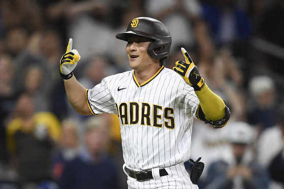 San Diego Padres second baseman Kim Ha-seong celebrates after hitting a solo home run during a fifth inning appearance as a pinch hitter against the Los Angeles Dodgers at Petco Park in San Diego on Tuesday. [AP/YONHAP]