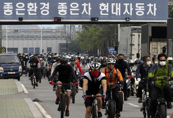 Workers at Hyundai Motor's Ulsan factory get off from work. [YONHAP]